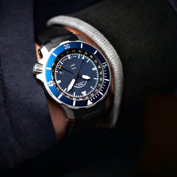 Wristshot Seebataillion GMT, Hand in der Hosentasche