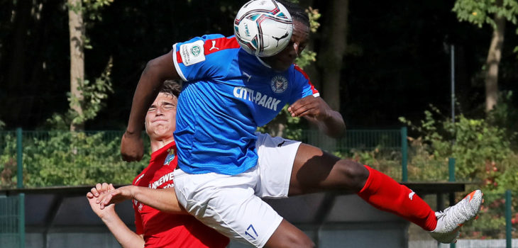 Kieler Fußballspieler beim Kopfball