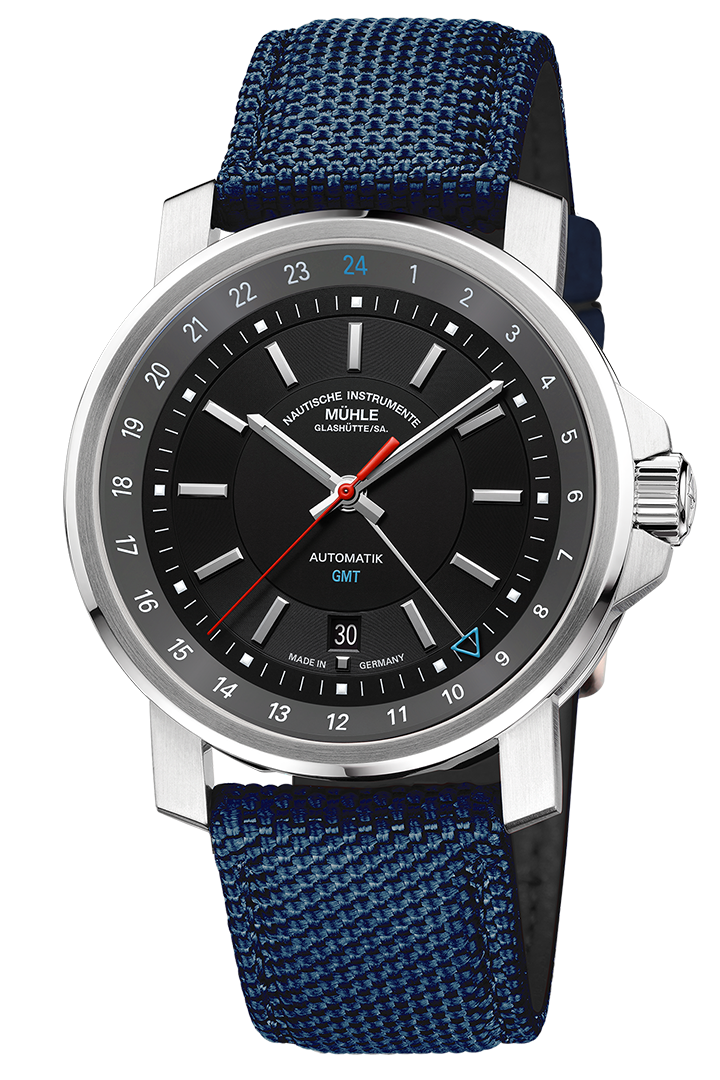 Frontalansicht 29er Big GMT - schwarzes Zifferblatt mit hellgrauem Rehaut auf dem die GMT-Anzeige dargestellt ist. Die Uhr ist an einem dunkelblauem Canvasband.