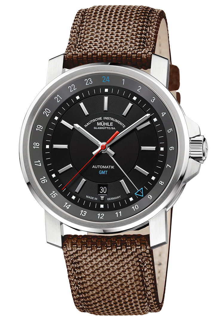 Frontalansicht 29er Big GMT - schwarzes Zifferblatt mit hellgrauem Rehaut auf dem die GMT-Anzeige dargestellt ist. Die Uhr ist an einem braunem Canvasband.