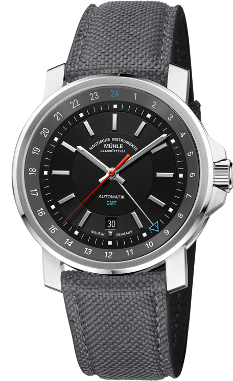 Frontalansicht 29er Big GMT - schwarzes Zifferblatt mit hellgrauem Rehaut auf dem die GMT-Anzeige dargestellt ist. Die Uhr ist an einem grauem Canvasband.