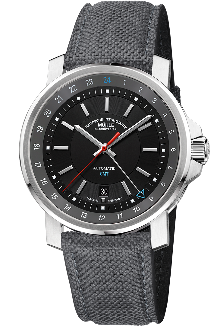 Frontalansicht 29er Big GMT - schwarzes Zifferblatt mit hellgrauem Rehaut auf dem die GMT-Anzeige dargestellt ist. Die Uhr ist an einem grauem Canvasband.