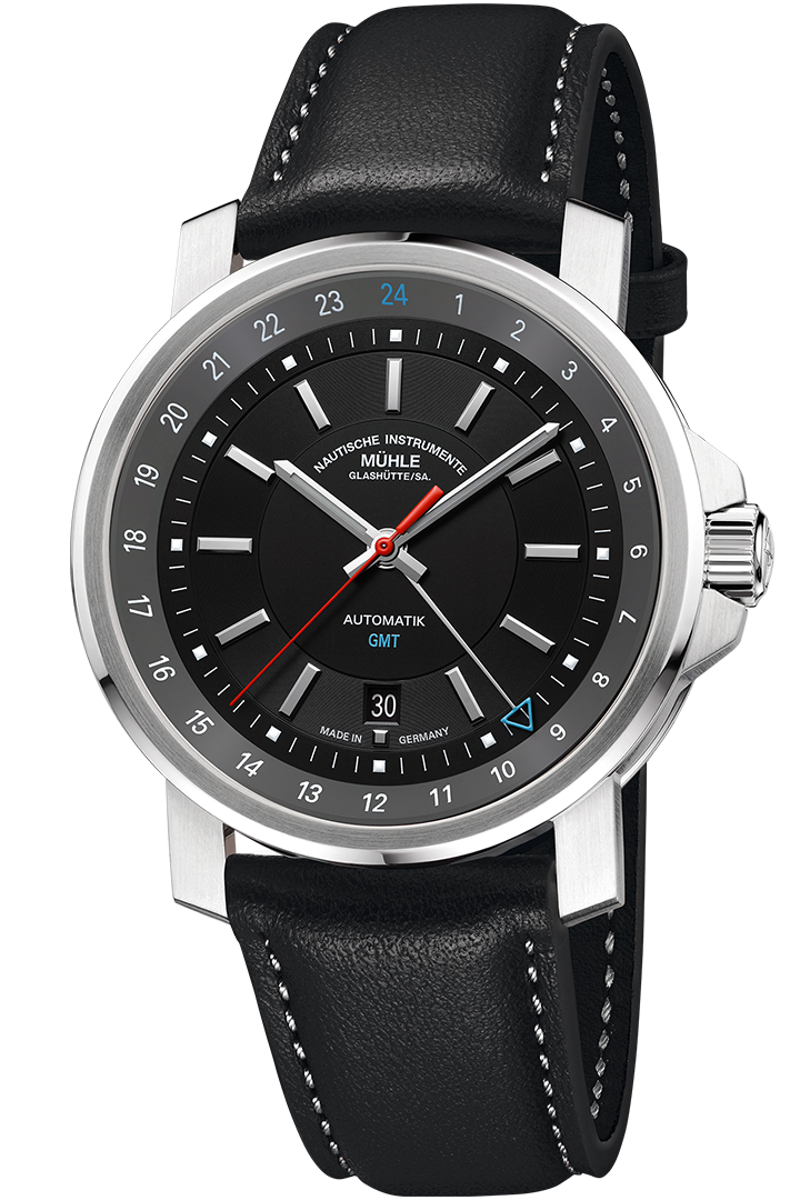 Frontalansicht 29er Big GMT - schwarzes Zifferblatt mit hellgrauem Rehaut auf dem die GMT-Anzeige dargestellt ist. Die Uhr ist an einem schwarzem Lederband.