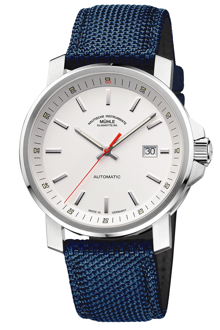 Frontalansicht der Herrenarmbanduhr 29er Big mit weißem Zifferblatt und Rehaut im silbernen Gehäuse am blauen Canvasband