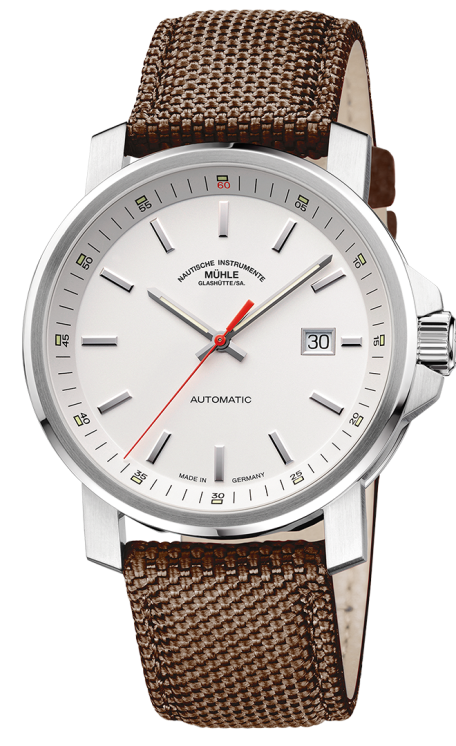 Frontalansicht der Herrenarmbanduhr 29er Big mit weißem Zifferblatt und Rehaut im silbernen Gehäuse am braunen Canvasband