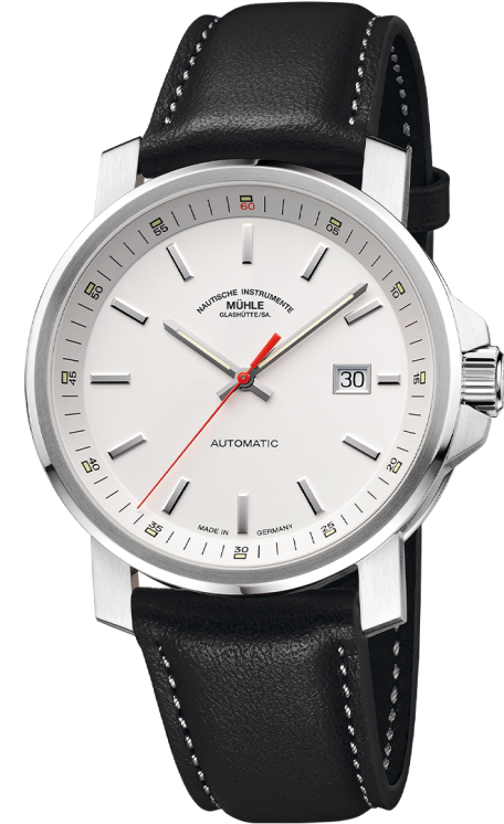 Frontalansicht der Herrenarmbanduhr 29er Big mit weißem Zifferblatt und Rehaut im silbernen Gehäuse schwarzen Lederband