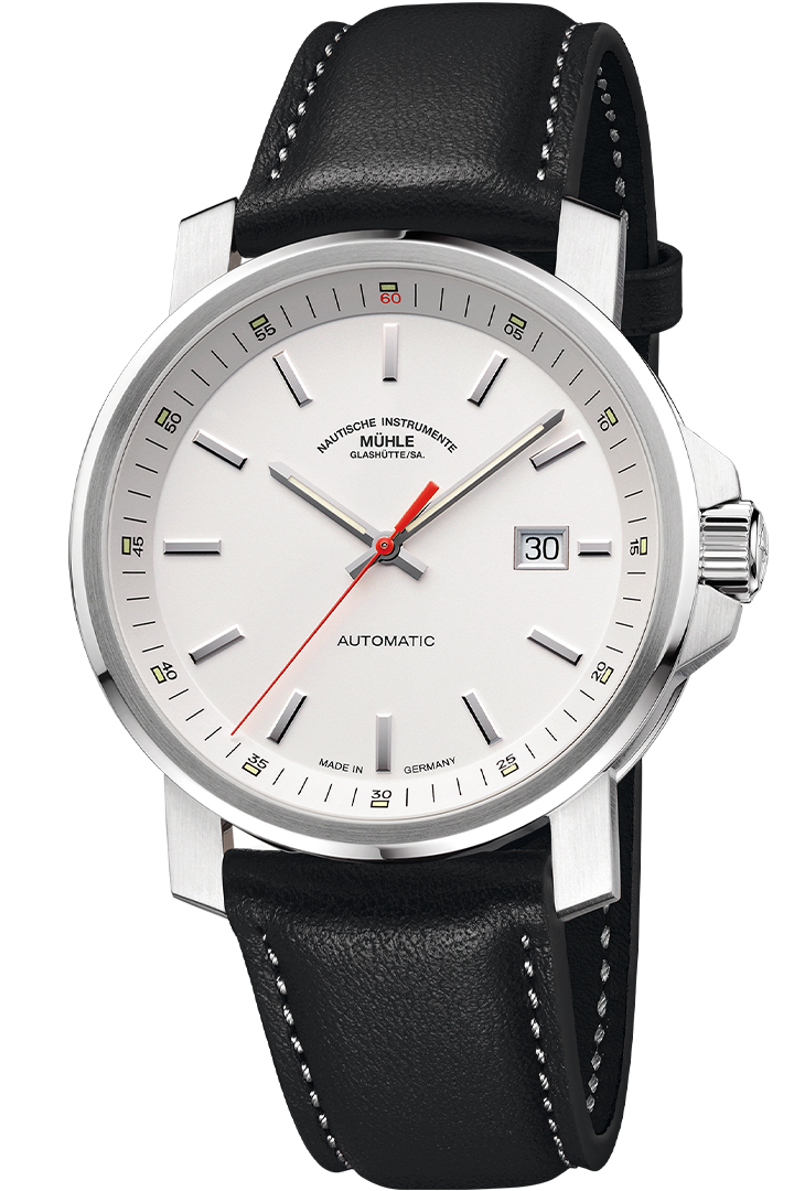 Frontalansicht der Herrenarmbanduhr 29er Big mit weißem Zifferblatt und Rehaut im silbernen Gehäuse schwarzen Lederband