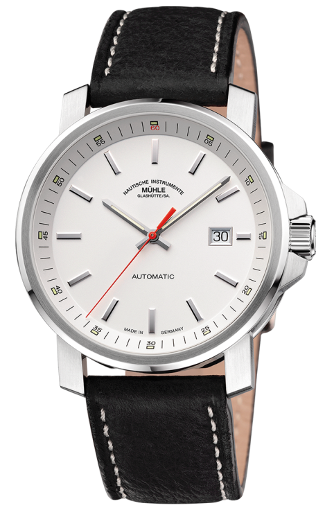 Frontalansicht der Herrenarmbanduhr 29er Big mit weißem Zifferblatt und Rehaut im silbernen Gehäuse am schwarzen Lederband