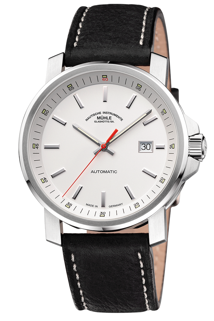 Frontalansicht der Herrenarmbanduhr 29er Big mit weißem Zifferblatt und Rehaut im silbernen Gehäuse am schwarzen Lederband