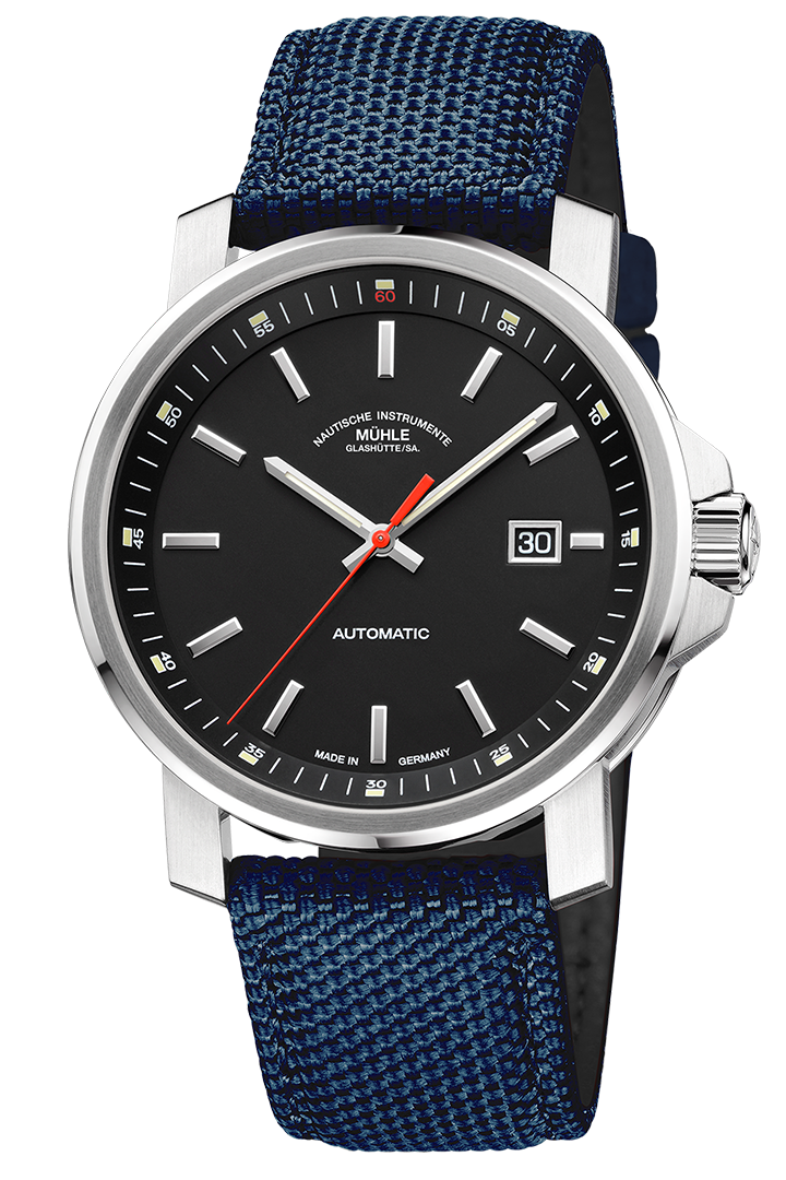 Frontalansicht der Herrenarmbanduhr 29er Big mit schwarzem Zifferblatt und Rehaut im silbernen Gehäuse am blauen Canvasband