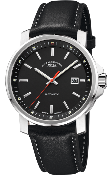 Frontalansicht der Armbanduhr 29er Big mit schwarzem Zifferblatt und schwarzem Rehaut in silbernem Gehäuse am schwarzen Lederband.