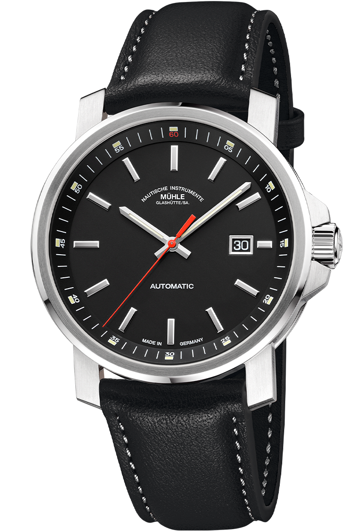 Frontalansicht der Armbanduhr 29er Big mit schwarzem Zifferblatt und schwarzem Rehaut in silbernem Gehäuse am schwarzen Lederband.