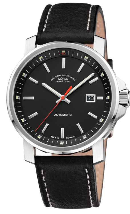 Frontalansicht der Herrenarmbanduhr 29er Big mit schwarzem Zifferblatt und Rehaut im silbernen Gehäuse schwarzen Lederband