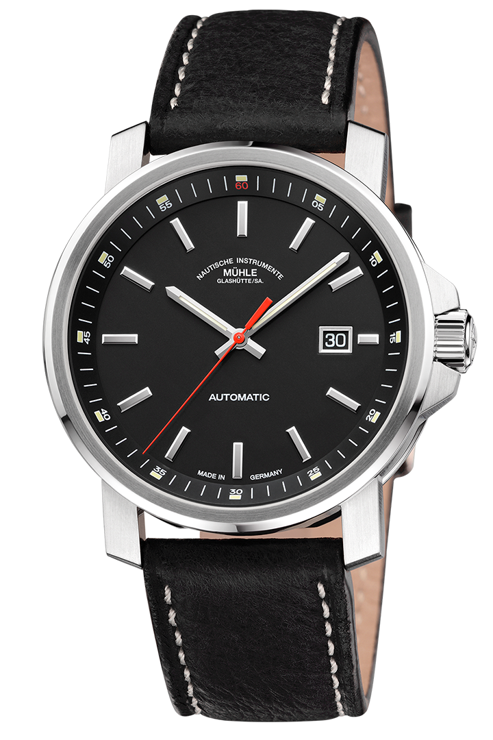 Frontalansicht der Herrenarmbanduhr 29er Big mit schwarzem Zifferblatt und Rehaut im silbernen Gehäuse schwarzen Lederband