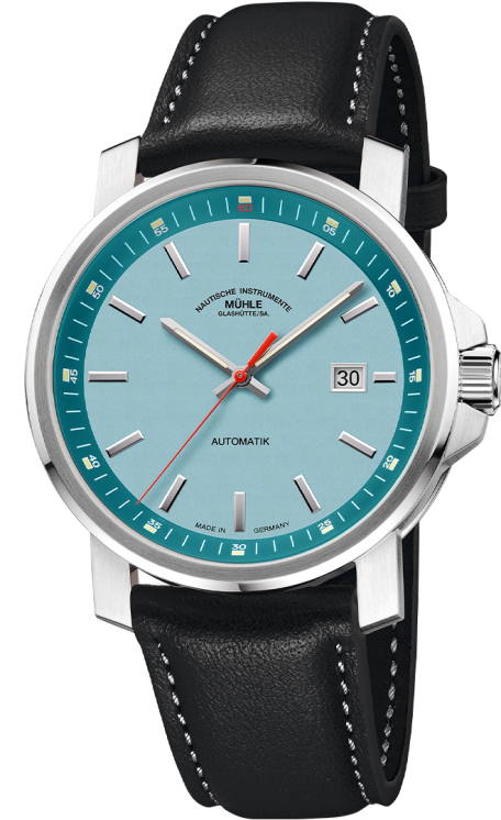 29er Big: Frontalansicht einer Armbanduhr mit südseeblauem Zifferblatt, türkis Rehaut und silbernem Gehäuse am schwarzen Lederband.