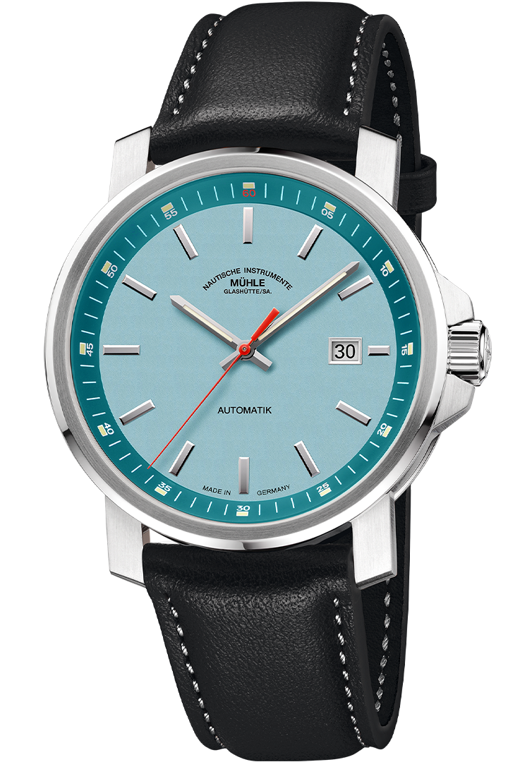 29er Big: Frontalansicht einer Armbanduhr mit südseeblauem Zifferblatt, türkis Rehaut und silbernem Gehäuse am schwarzen Lederband.