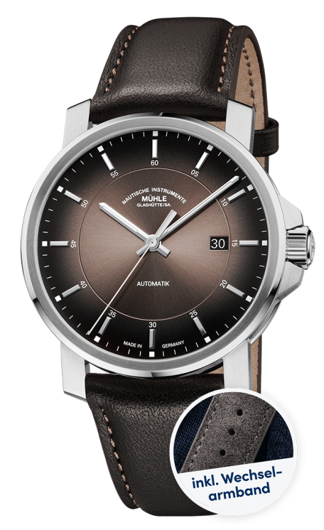 Frontalansicht der Armbanduhr 29er Casual mit samtbraunem Zifferblatt, silbernem Gehäuse und braunem Lederband. Im kleinen Kreis ein Ausschnitt des grauen Veloursbands.