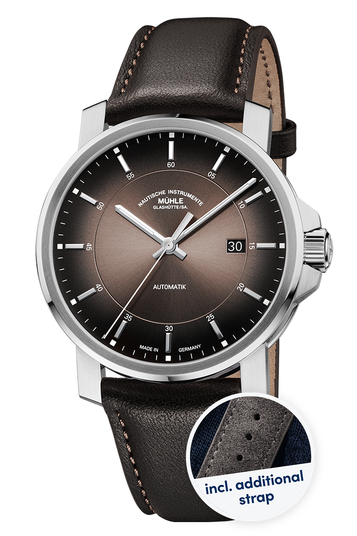Frontalansicht der Armbanduhr 29er Casual mit samtbraunem Zifferblatt, silbernem Gehäuse und braunem Lederband. Im kleinen Kreis ein Ausschnitt des grauen Veloursbands.