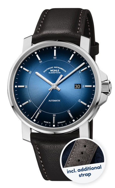 Frontalansicht der Armbanduhr 29er Casual in Küstenblau mit blauem Zifferblatt, silbernen Indizes und Gehäuse am grauen Velourslederband.