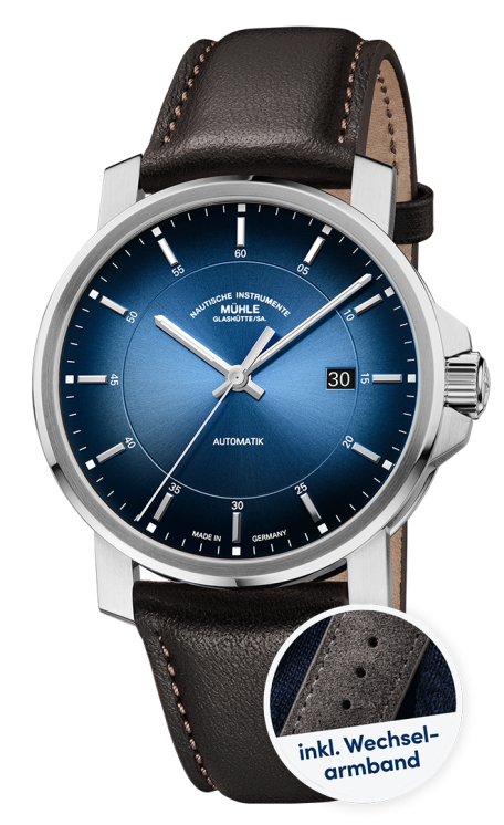 Frontalansicht der Armbanduhr 29er Casual mit küstenblauem Zifferblatt, silbernem Gehäuse und braunem Lederband. Im kleinen Kreis ein Ausschnitt des grauen Veloursbands.