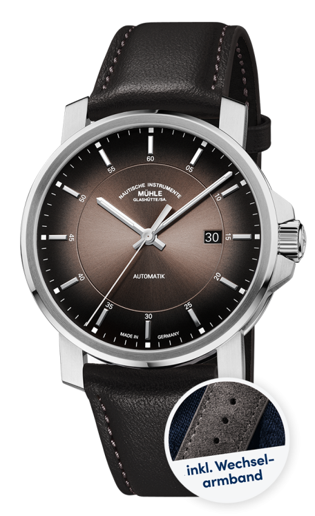 Frontalansicht der Armbanduhr 29er Casual mit samtbraunem Zifferblatt, silbernem Gehäuse und braunem Lederband. Im kleinen Kreis ein Ausschnitt des grauen Veloursbands.