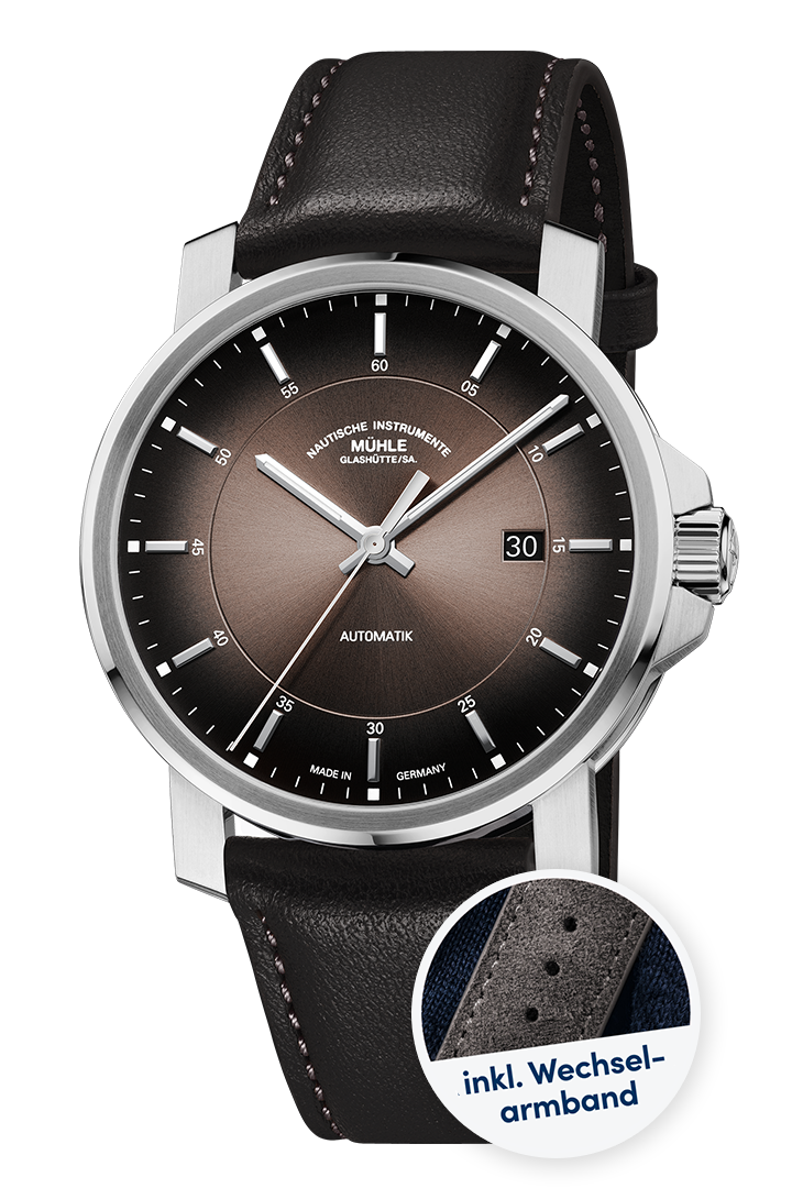 Frontalansicht der Armbanduhr 29er Casual mit samtbraunem Zifferblatt, silbernem Gehäuse und braunem Lederband. Im kleinen Kreis ein Ausschnitt des grauen Veloursbands.