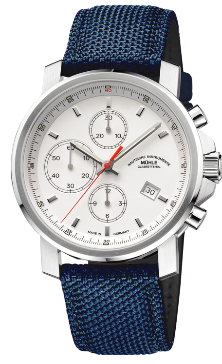 Frontalansicht der Herrenarmbanduhr 29er Chronograph mit weißem Zifferblatt und Rehaut im silbernen Gehäuse am blauen Canvasband.