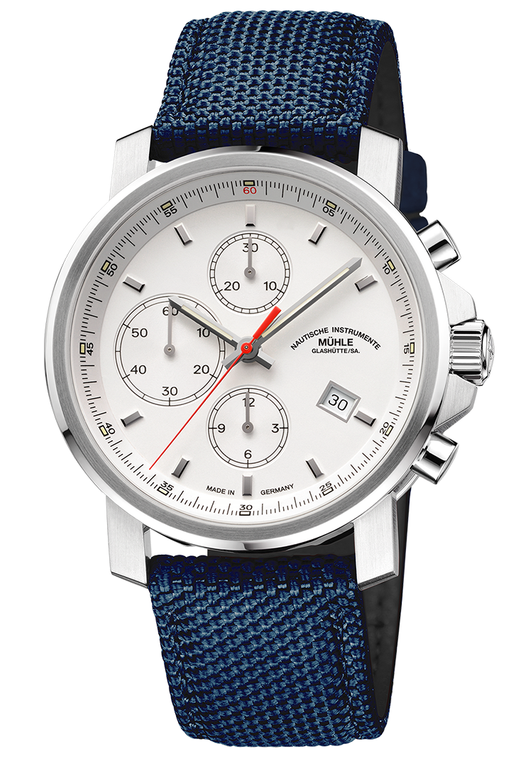 Frontalansicht der Herrenarmbanduhr 29er Chronograph mit weißem Zifferblatt und Rehaut im silbernen Gehäuse am blauen Canvasband.