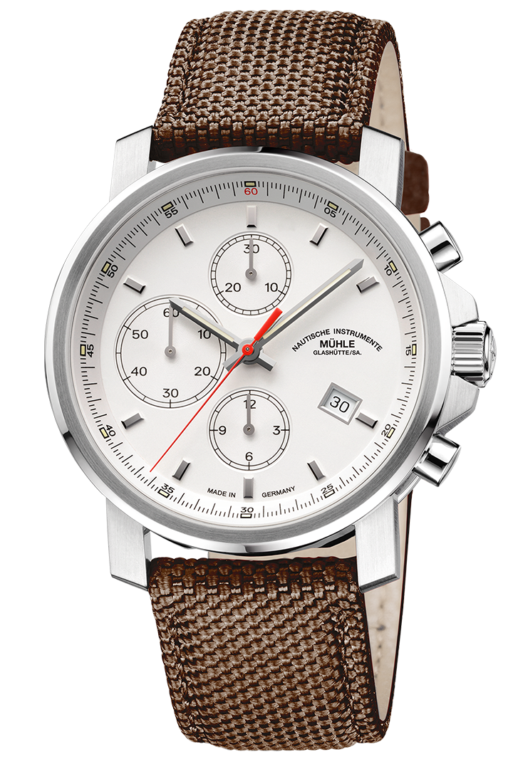 Frontalansicht der Herrenarmbanduhr 29er Chronograph mit weißem Zifferblatt und Rehaut im silbernen Gehäuse am braunen Canvasband.