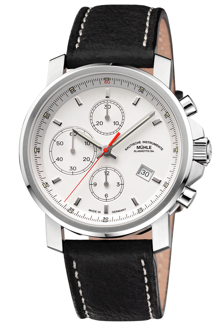 Frontalansicht der Herrenarmbanduhr 29er Chronograph mit weißem Zifferblatt und Rehaut im silbernen Gehäuse am schwarzen Lederband.