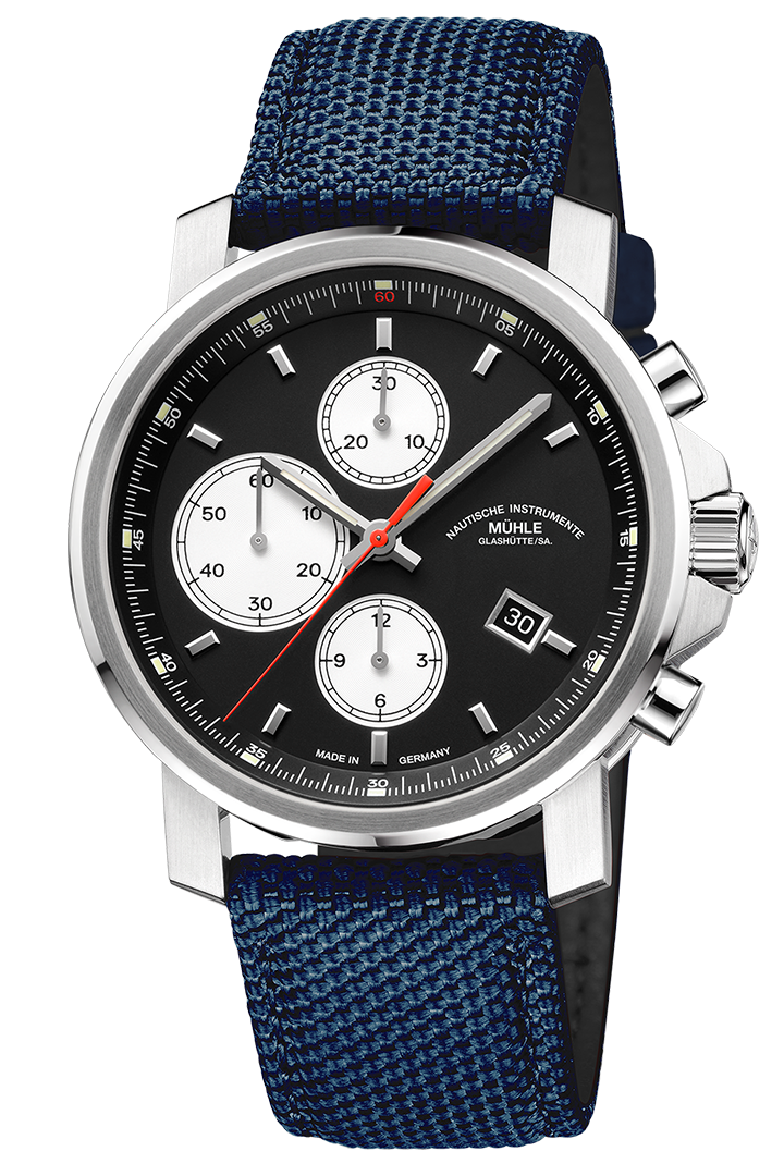 Frontalansicht der Herrenarmbanduhr 29er Chronograph mit schwarzem Zifferblatt, weißen Hilfszifferblättern, schwarzem Rehaut im silbernen Gehäuse am blauen Canvasband.