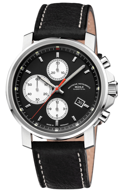 Frontalansicht der Herrenarmbanduhr 29er Chronograph mit schwarzem Zifferblatt, weißen Hilfszifferblättern, schwarzem Rehaut im silbernen Gehäuse am schwarzen Lederband.