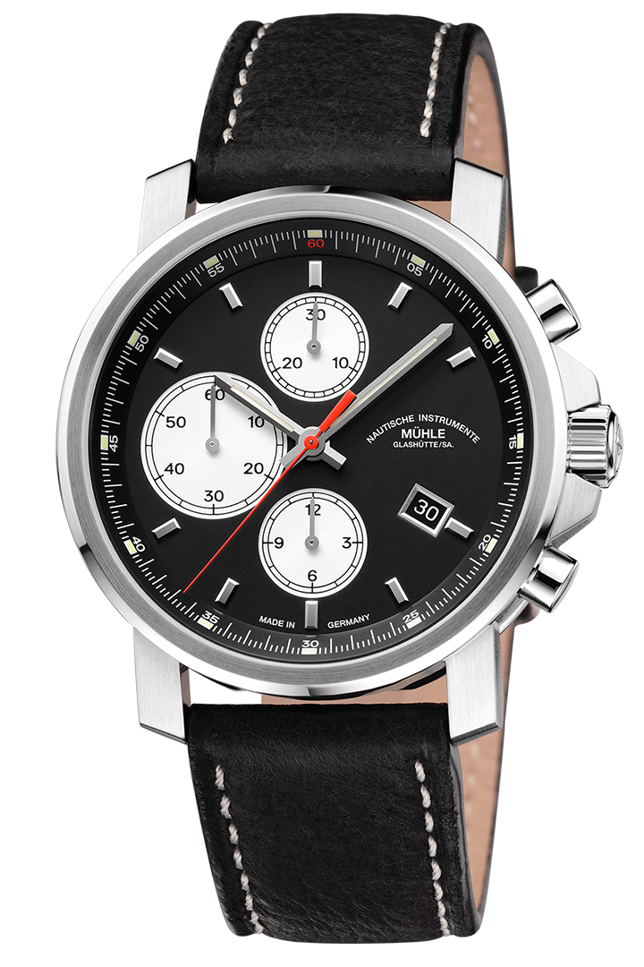 Frontalansicht der Herrenarmbanduhr 29er Chronograph mit schwarzem Zifferblatt, weißen Hilfszifferblättern, schwarzem Rehaut im silbernen Gehäuse am schwarzen Lederband.