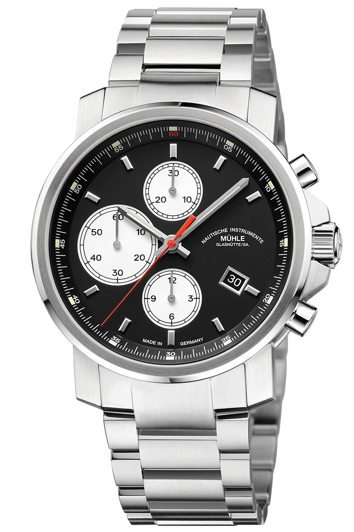 Frontalansicht der Herrenarmbanduhr 29er Chronograph mit schwarzem Zifferblatt, weißen Hilfszifferblättern, schwarzem Rehaut im silbernen Gehäuse am Metallband.