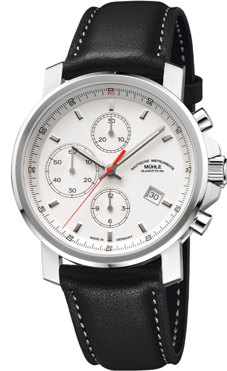 Frontalansicht der Herrenarmbanduhr 29er Chronograph mit weißem Zifferblatt und Rehaut im silbernen Gehäuse am schwarzen Lederband.