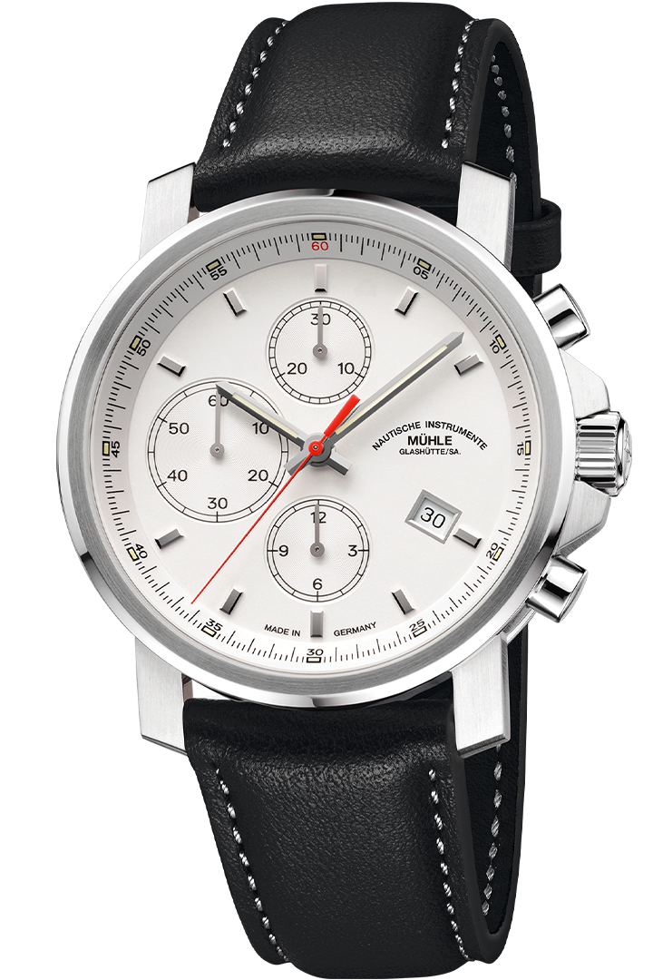 Frontalansicht der Herrenarmbanduhr 29er Chronograph mit weißem Zifferblatt und Rehaut im silbernen Gehäuse am schwarzen Lederband.