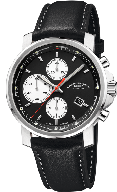 Frontalansicht der Herrenarmbanduhr 29er Chronograph mit schwarzem Zifferblatt, weißen Hilfszifferblättern, schwarzem Rehaut im silbernen Gehäuse am schwarzen Lederband.