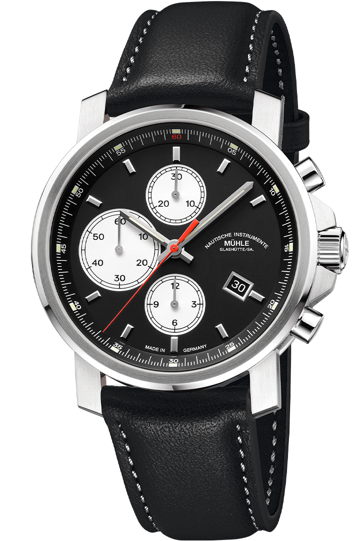 Frontalansicht der Herrenarmbanduhr 29er Chronograph mit schwarzem Zifferblatt, weißen Hilfszifferblättern, schwarzem Rehaut im silbernen Gehäuse am schwarzen Lederband.