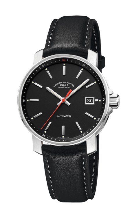 29er in schwarz: Frontalansicht einer Armbanduhr mit einem schwarzem Zifferblatt, silbernem Gehäuse und schwarzem Lederband.