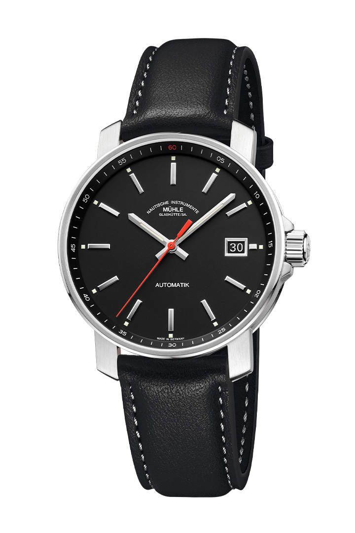 29er in schwarz: Frontalansicht einer Armbanduhr mit einem schwarzem Zifferblatt, silbernem Gehäuse und schwarzem Lederband.