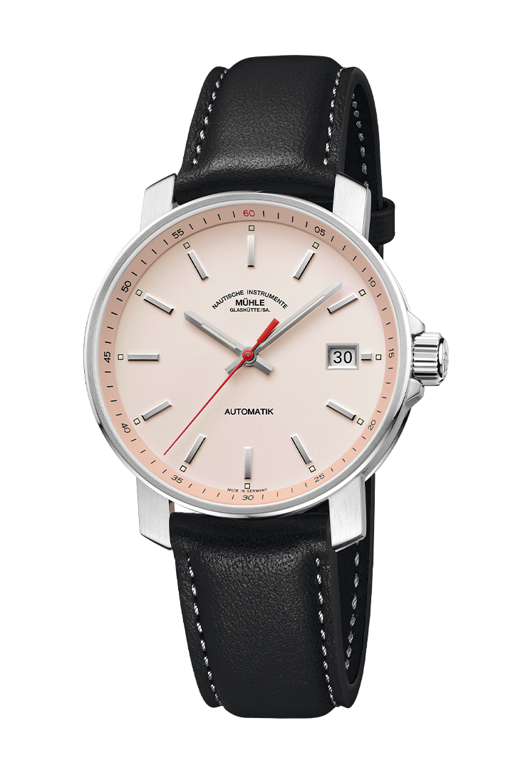 29er apricot: Frontalansicht einer Armbanduhr mit einem apricotfarbenem Zifferblatt, silbernem Gehäuse und schwarzem Lederband.