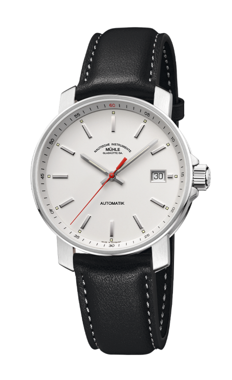 29er in weiß: Frontalansicht einer Armbanduhr mit einem weißem Zifferblatt, silbernem Gehäuse und schwarzem Lederband.