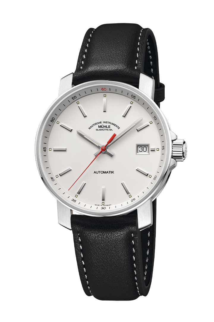 29er in weiß: Frontalansicht einer Armbanduhr mit einem weißem Zifferblatt, silbernem Gehäuse und schwarzem Lederband.