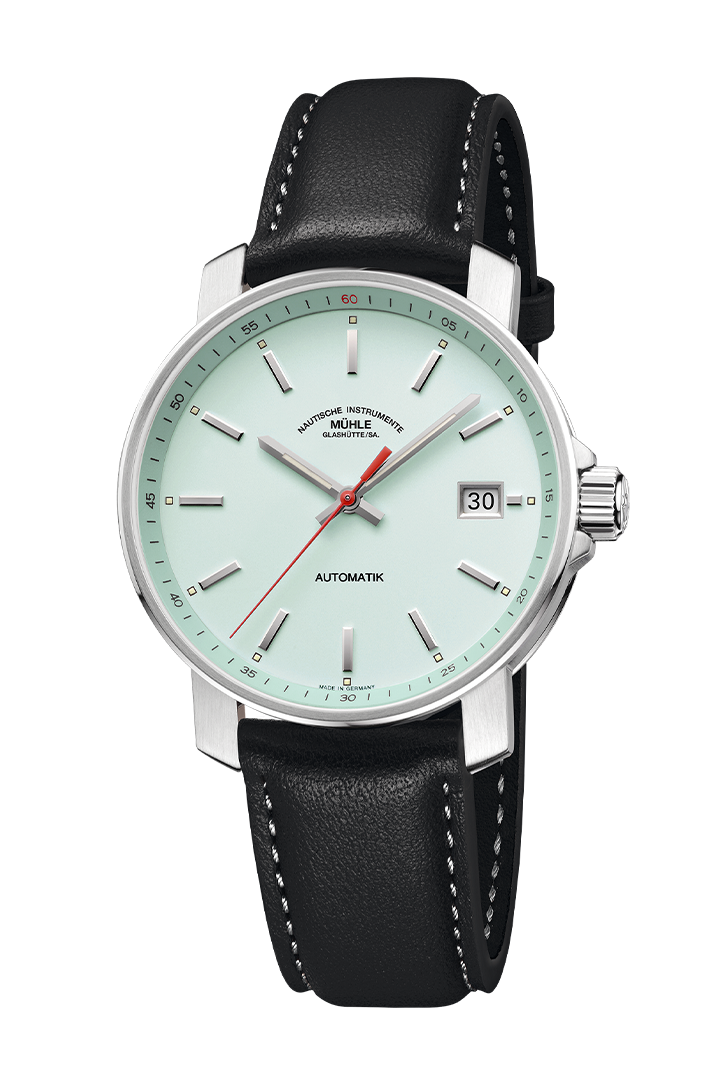 29er Mint: Frontalansicht einer Armbanduhr mit einem mintfarbenem Zifferblatt, silbernem Gehäuse und schwarzem Lederband.