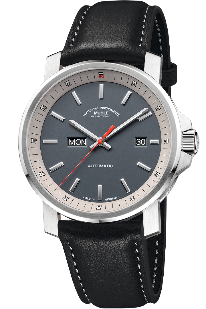 29er Tag/Datum: Frontalansicht einer Armbanduhr mit grauem Zifferblatt, hellgrauem Rehaut und silbernem Gehäuse amschwarzem Lederband.