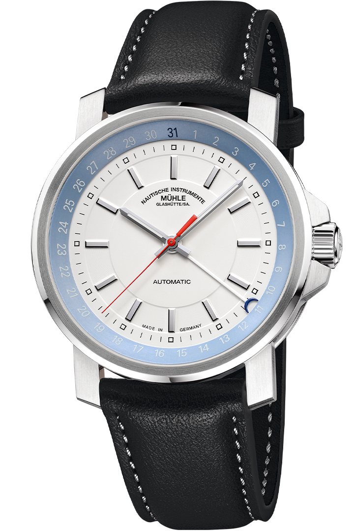 29er Zeigerdatum: Frontalansicht einer Armbanduhr mit einem weißeren Zifferblatt und hellblauem Rehaut in einem silbernen Gehäuse am schwarzen Lederband.