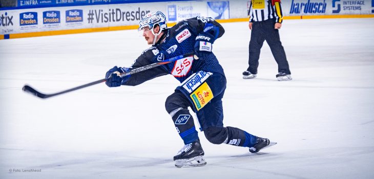Eishockeyspieler der Dresdner Eislöwen beim Torschuss © LensAhead