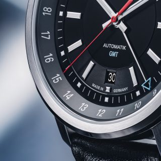 Detailbild des Rehaut der 29er Big GMT mit den Details der Zweiten Zeitzone auf Rehaut und dem Zeitzonenzeiger als blaues Dreieck.
