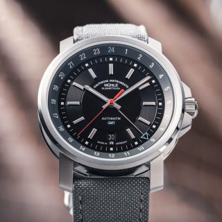 Frontalansicht der 29er Big GMT auf der die Kontraste im Zifferblatt gut zu sehen sind.