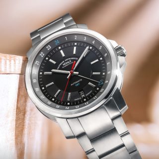 29er Big GMT lehnt seitlich an Holzbox vor bräunlichem Hintergrund.